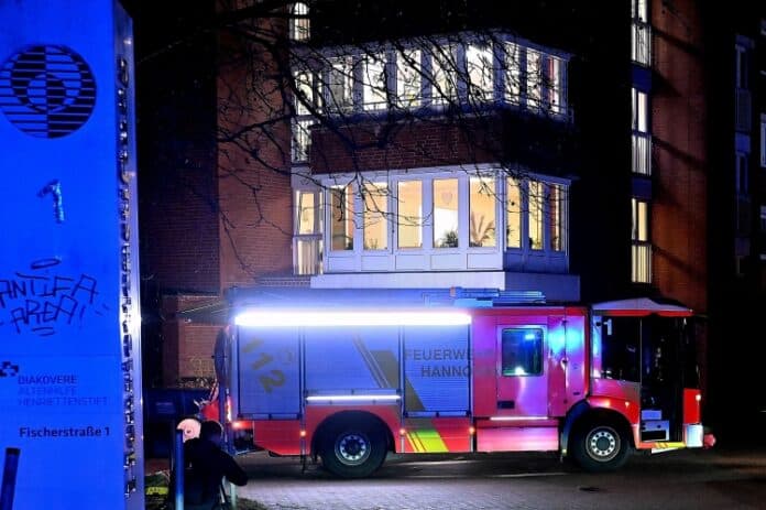 Ein Toter und zwei Verletzte bei Brand in einer Pflegeeinrichtung in der Fischerstraße im hannoverschen Stadtteil Calenberger Neustadt