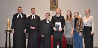 Einsegnung des neuen Diakons Alexander Schiller i(Bildmitte) n der Auferstehungskirche