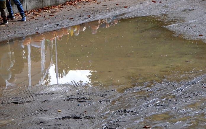 Ein ständiges Ärgernis: Große Pfützen auf den Fiedelerplatz. Die Stadt verspricht nun Abhilfe.