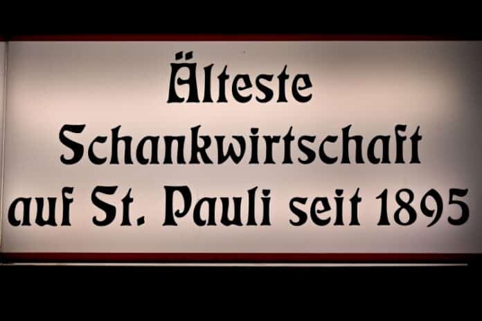 Der „Nobiskrug“ - älteste Kneipe auf St. Pauli in der Nähe der Reeperbahn