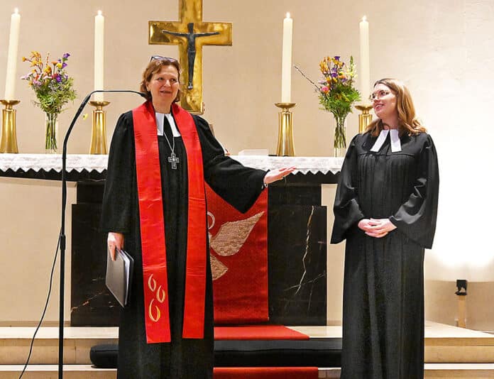 Regionalbischöfin Sabine Schiermeyer führte Celine Beigel in ihr neues Amt als Pastorin der Matthäi-Kirche ein.
