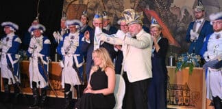 Katharina Sterzer erhält den Orden "humoris causa"