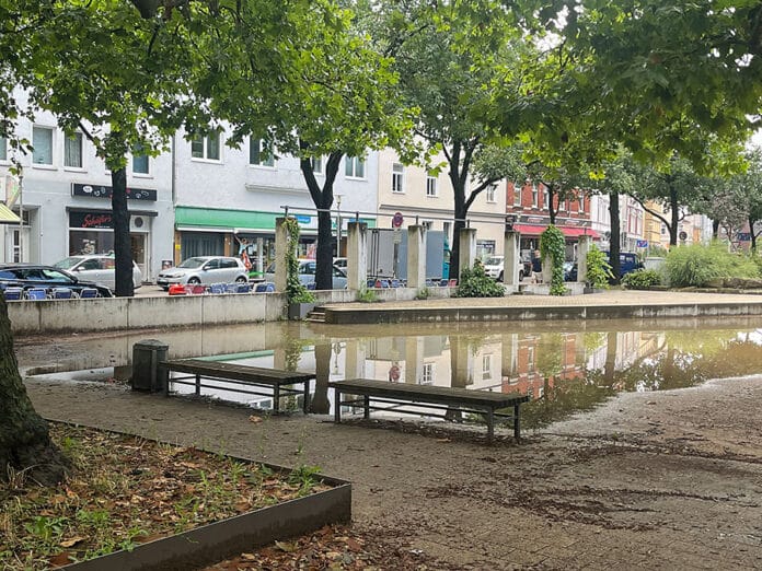 Immer wieder kommt es zu großen Pfützen auf dem Fiedelerplatz. An der alten Zisterne liegt das aber nicht