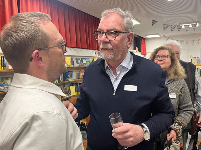 Tom Becker im Gespräch mit den Bezirksratsherren Willi Lindenberg
