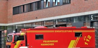 Feuerwehrfahrzeug der Einsatzleitung in der Feuer- und Rettungswache 1 am Weidendamm, in der auch die Regionsleitstelle untergebracht ist