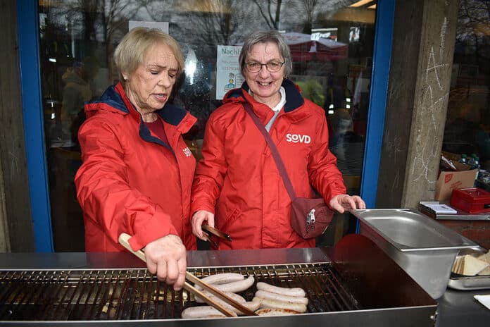 Am Grillstand gab es Bratwürste vom SoVD