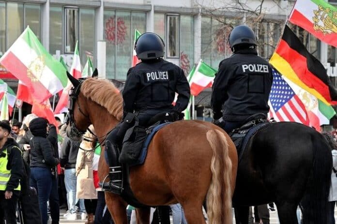 PolizeireiterInnen am Kröpcke bei Iran-Demonstrationen in Hannover - TeilnehmerInnen der beiden unterschiedlichen Kundgebungen lieferten sich hitzige Wortgefechte