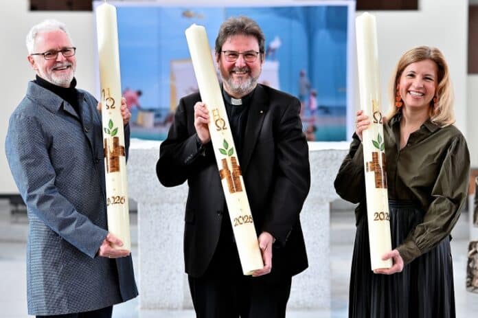 Übergabe der Drillingsosterkerzen in der Basilika St. Clemens – (v.l.) Marktkirchenpastor Marc Blessing, Propst Wolfgang Semmet und Pastorin der Neustädter Hof- und Stadtkirche, Dr. Ina Schaede
