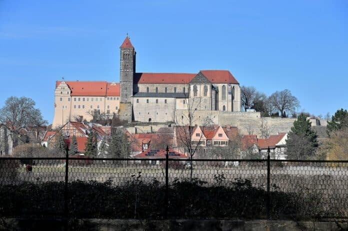 Blick über den Abteigarten, dem ältesten Zuchtgarten in Deutschland, zum Quedlinburger Schlossberg