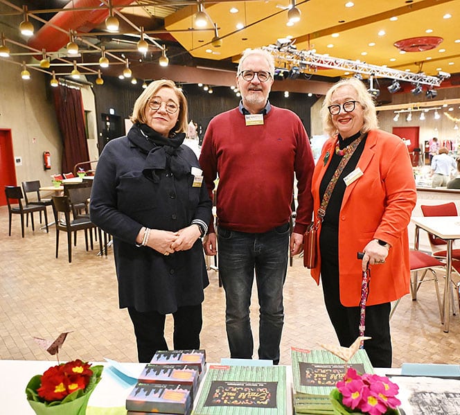 Der neue „alte“ Vorstand beim Kunsthandwerkermarkt im Freizeitheim Döhren. v.l. Maria Hesse, Dr. Christian Vogel und Uta Meyer-Herder