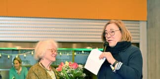 Blumen als Dankeschön an Anne Güler für die Organisation des Marktes