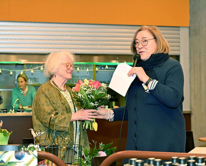 Blumen als Dankeschön an Anne Güler für die Organisation des Marktes
