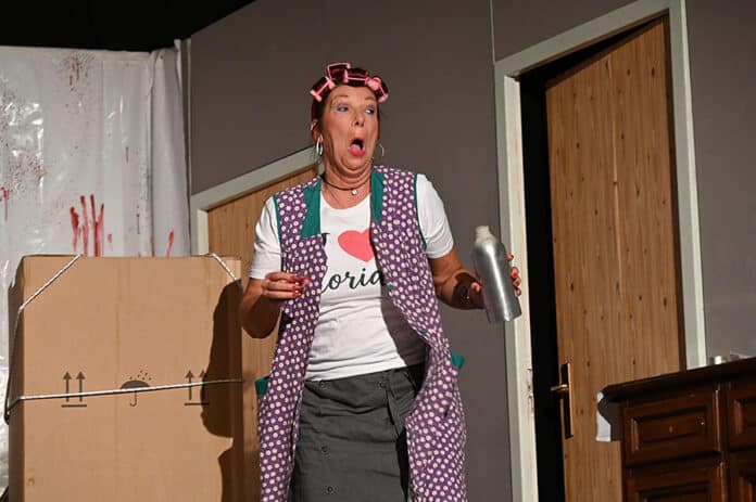 Hausmeisterin Hedwig Löddgen (Andrea Schäfer)