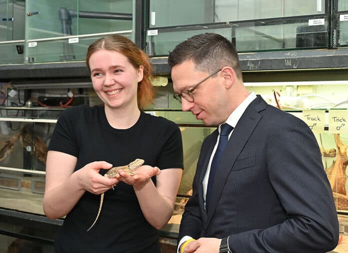 Kulturminister Falko Mohrs informierte sich über den Ausbildungsberuf Tierpfleger im Landesmuseum Hannover
