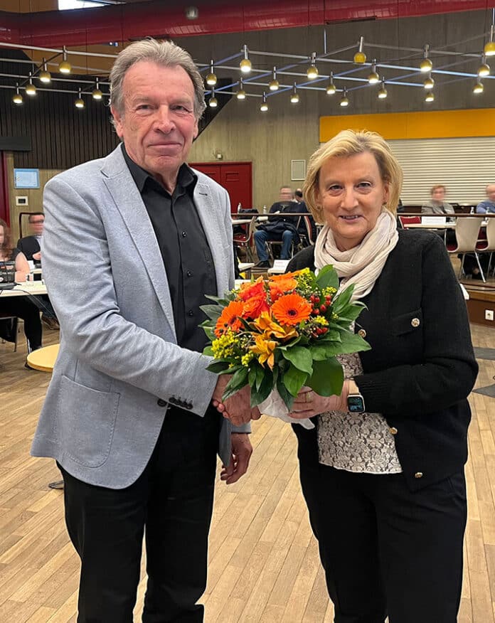 Vize-Bezirksbürgermeisterin Gabriele Jakob verpflichtete Rainer Zitzke als neues Mitglied im Bezirksrat.