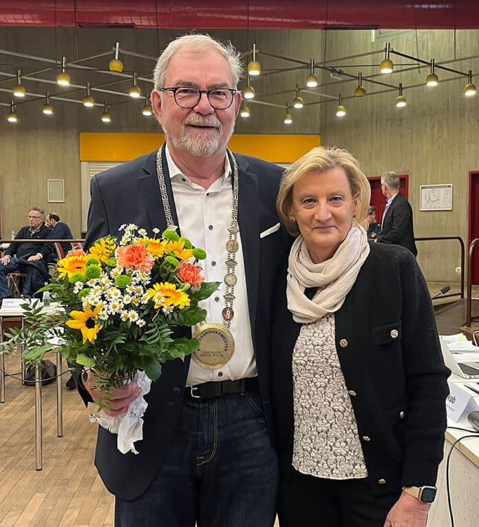 Mit Blumenstrauß und Amtskette: Willi Lindenberg mit seiner Vize, Gabriele Jakob