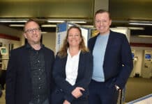 Eine Ausstellung in der Stadtbibliothek informiert über die UN v.l.: Direktor der Stadtbibliothek Tom Becker, Bildungs- und Kulturdezernentin Eva Bender und Bundestagsabgeordneter Adis Ahmetovic,