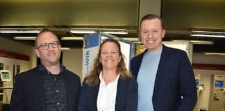 Eine Ausstellung in der Stadtbibliothek informiert über die UN v.l.: Direktor der Stadtbibliothek Tom Becker, Bildungs- und Kulturdezernentin Eva Bender und Bundestagsabgeordneter Adis Ahmetovic,