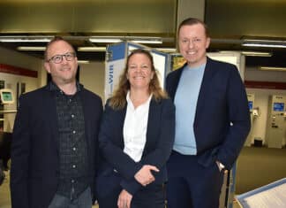 Eine Ausstellung in der Stadtbibliothek informiert über die UN v.l.: Direktor der Stadtbibliothek Tom Becker, Bildungs- und Kulturdezernentin Eva Bender und Bundestagsabgeordneter Adis Ahmetovic,