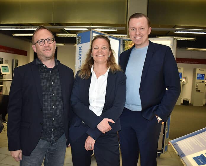v.l.: Direktor der Stadtbibliothek Tom Becker, Bildungs- und Kulturdezernentin Eva Bender und Bundestagsabgeordneter Adis Ahmetovic,