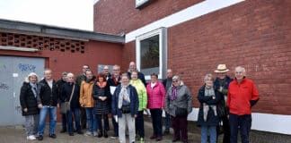 Ängste wegen Neubau: Anwohner luden den Bezirksrat zum Ortstermin Anwohner und Mitglieder des Bezirksrates trafen sich an der Wolfenbütteler Straße. Direkt vor dem Fenster soll zukünftig die Lieferzufahrt für den neuen Nahversorger sein.