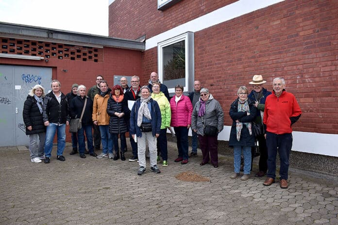 Anwohner und Mitglieder des Bezirksrates trafen sich an der Wolfenbütteler Straße. Direkt vor dem Fenster soll zukünftig die Lieferzufahrt für den neuen Nahversorger sein.