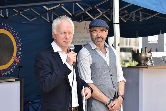 Hannovers Bürgermeister Thomas Klapproth (l.) lobt die Arbeit der IDG