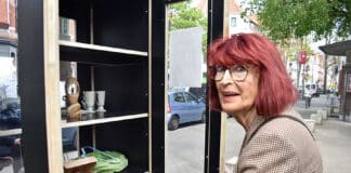 Am Fiedelerplatz steht jetzt Tauschschrank Bezirksratsfrau Ellen Maschke-Scheffler begutachtet das neue Tauschregal der IDG