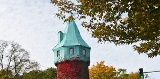 Geplant: Feier zum 50. Jubiläum mit einem Tag der offenen Tür im Döhrener Turm Der Döhrener Turm ist im Herbst besonders schön anzuschauen. Noch allerdings stört die grüne Haube.