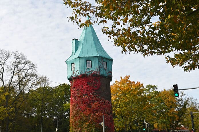 Der Döhrener Turm ist im Herbst besonders schön anzuschauen. Noch allerdings stört die grüne Haube.