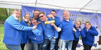 Döhrener Karnevalisten feuerten die Marathon-Läufer an Die blau-weißen Narren der Funkenartillerie versorgten die Schlachtenbummler mit Bratwürsten vom Grill