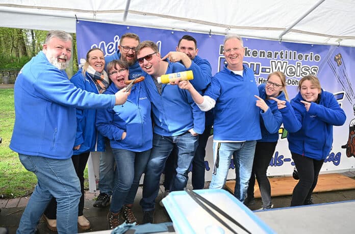 Die blau-weißen Narren der Funkenartillerie versorgten die Schlachtenbummler mit Bratwürsten vom Grill