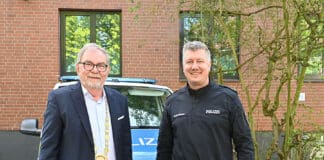 Antrittsbesuch im Polizeikommissariat: Bezirksbürgermeister Lindenberg informierte sich über die Lage im Stadtbezirk Bezirksbürgermeister Willi Lindenberg (l.) und Döhrens Polizeichef POR Sven Schremmer (r.)