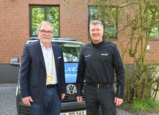 Antrittsbesuch im Polizeikommissariat: Bezirksbürgermeister Lindenberg informierte sich über die Lage im Stadtbezirk Bezirksbürgermeister Willi Lindenberg (l.) und Döhrens Polizeichef POR Sven Schremmer (r.)