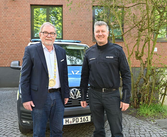 Bezirksbürgermeister Willi Lindenberg (l.) und Döhrens Polizeichef POR Sven Schremmer (r.)