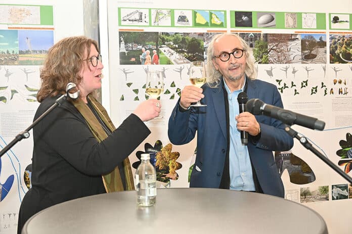 Anstoß auf die Ausstellung: Wirtschafts- und Umweltdezernentin Anja Ritschel und Kamel Louafi