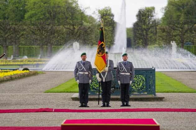 Militaerische Ehren Schloss Herrenhausen US 2026 04 19 137