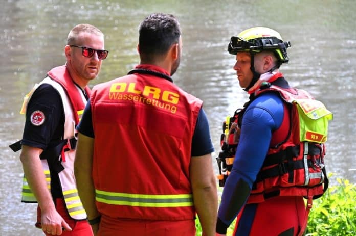 Großalarm für Feuerwehr und DLRG – Wasserettungseinsatz am Maschteich