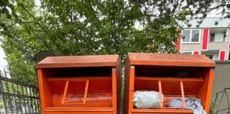 Bezirksrat Döhren-Wülfel: Nachgefragt – Altkleider, Kita und ein Weg, der im Nichts endet Einige der wenigen verbliebenen Sammelbehälter im Stadtbezirk. Leider wissen anscheinend einige Mitbürger die Anlage nicht richtig zu nutzen.