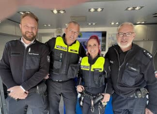 Auf dem Wochenmarkt: „Coffee with a cop“ Polizei und städtischer Ordnungsdienst standen auf dem Fiedelermarkt zum Gespräch bereit.