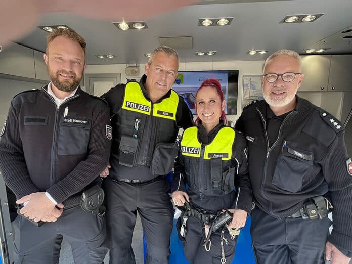 Polizei und städtischer Ordnungsdienst standen auf dem Fiedelermarkt zum Gespräch bereit.