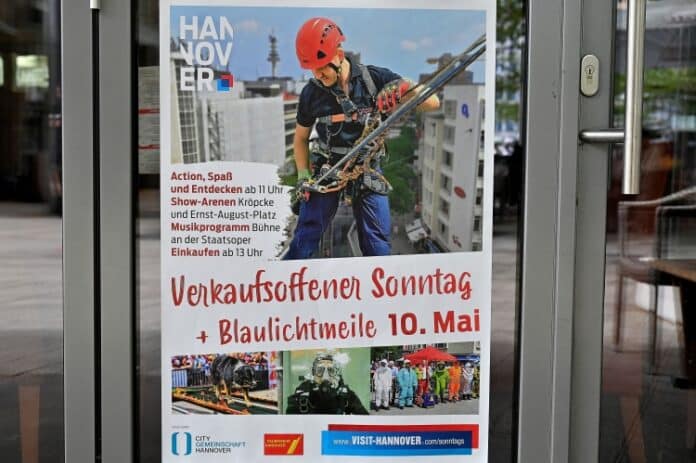 Blaulichtorganistionen präsenieren sich und ihre Arbeit bei der Blaulichtmeile in Hannovers Innenstadt am verkaufsoffenen Sonntag