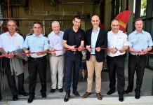 Neues Feuerwehrhaus für die Ortsfeuerwehr Misburg Übergabe des neuen Feuerwehrhauses an die Ortsfeuerwehr Misburg – Zerschneiden des roten Bandes vor der Fahrzeughalle