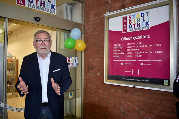 Bezirksb&uuml;rgermeister Willi Lindenberg kam zur Er&ouml;ffnung der Pop-Up-Bibloithek