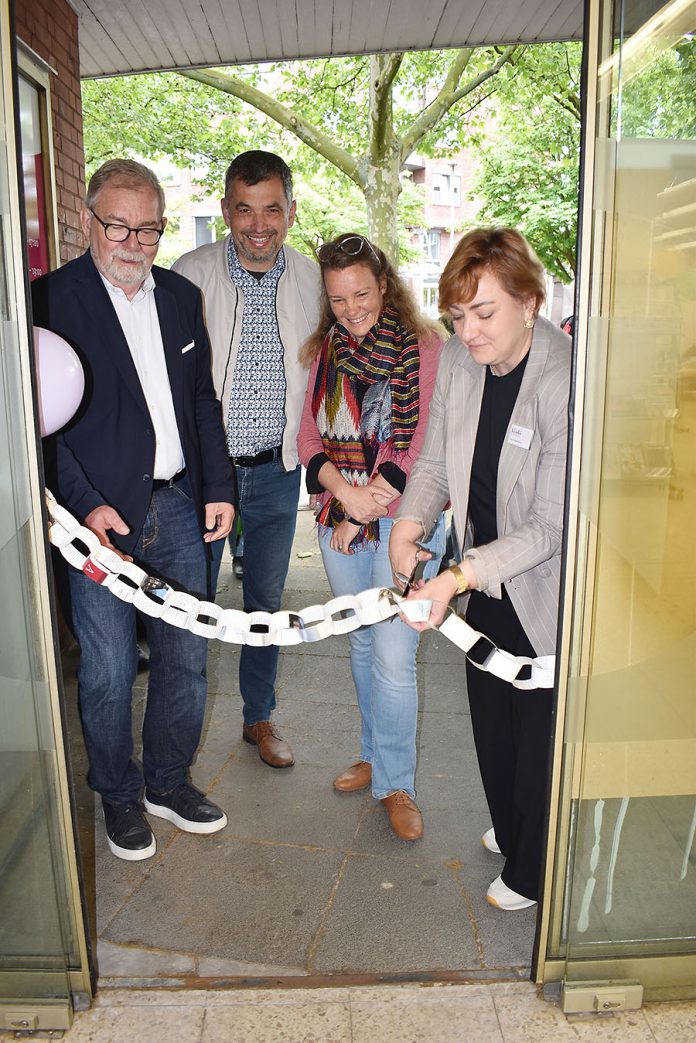 Schnipp schnapp und schon ist die neue Bibliothek eröffnet
