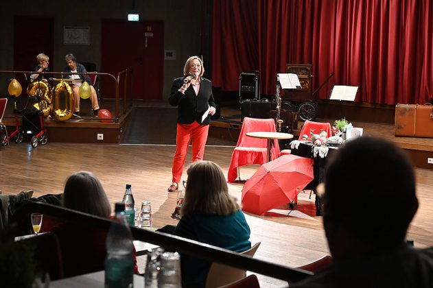 Maria Hesse begr&uuml;&szlig;t die G&auml;ste zur Jubil&auml;umsparty