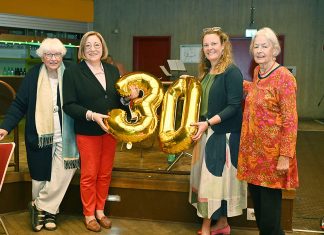 Döhren-Wülfels Kulturinitiative wurde 30 – Festakt zum Jubiläum Kulturdezernentin Eva Bender (2. v. r.) gratuliert der Kulturinitiative zum 30.