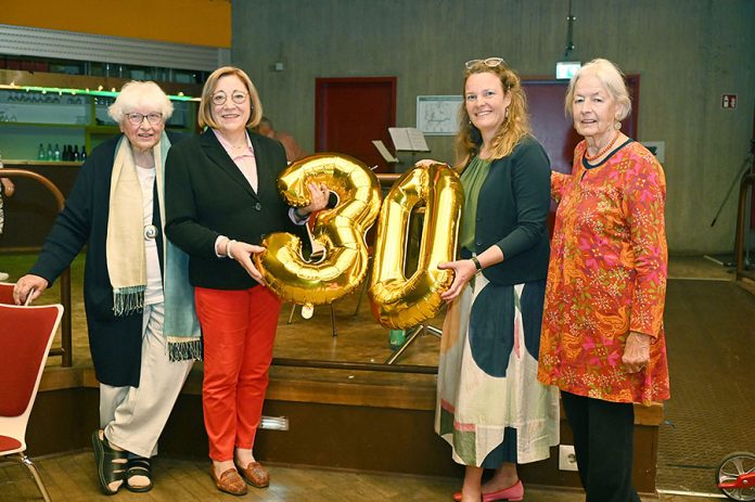 Kulturdezernentin Eva Bender (2. v. r.) gratuliert der Kulturinitiative zum 30.