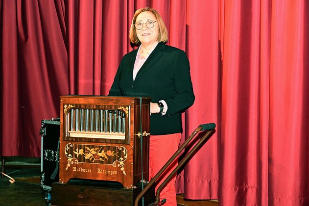 Maria Hesse an der Drehorgel spielt das Geburtstagsst&auml;ndchen