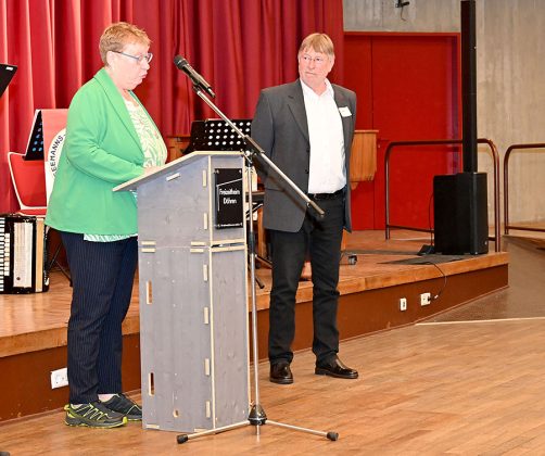 Claudia Meier h&auml;lt die Laudatio f&uuml;r Uwe Flebbe